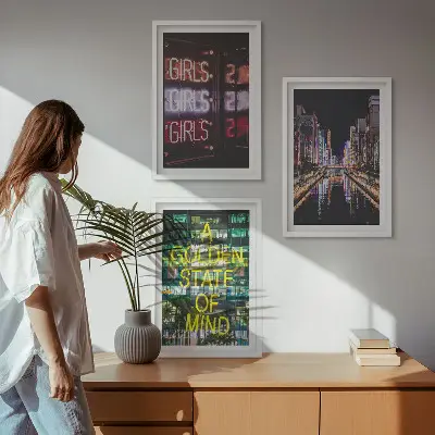 Wanddecoratie set schilderijen Neonreclames aan de rivier 's nachts