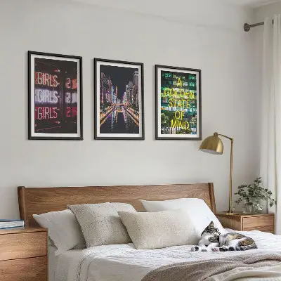 Wanddecoratie set schilderijen Neonreclames aan de rivier 's nachts