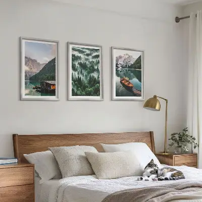 Wanddecoratie set schilderijen met afbeeldingen van een bergmeer, boot, bos en mist