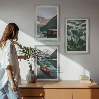 Wanddecoratie set schilderijen met afbeeldingen van een bergmeer, boot, bos en mist