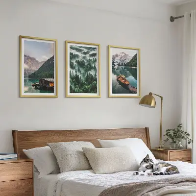 Wanddecoratie set schilderijen met afbeeldingen van een bergmeer, boot, bos en mist