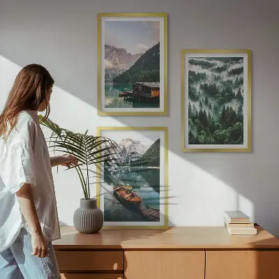 Wanddecoratie set schilderijen met afbeeldingen van een bergmeer, boot, bos en mist