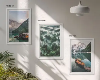 Wanddecoratie set schilderijen met afbeeldingen van een bergmeer, boot, bos en mist