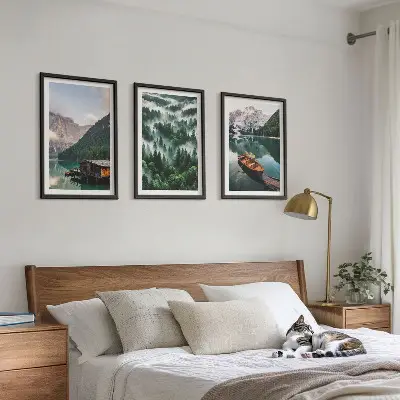 Wanddecoratie set schilderijen met afbeeldingen van een bergmeer, boot, bos en mist