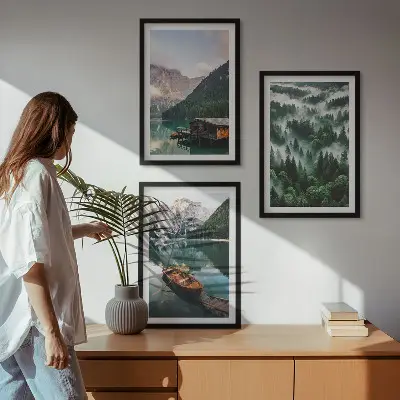 Wanddecoratie set schilderijen met afbeeldingen van een bergmeer, boot, bos en mist