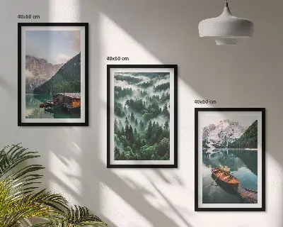 Wanddecoratie set schilderijen met afbeeldingen van een bergmeer, boot, bos en mist
