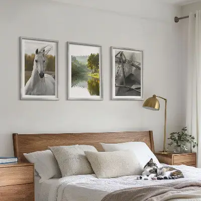 Fotowand natuurlandschap met witte paarden bij de rivier