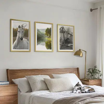 Fotowand natuurlandschap met witte paarden bij de rivier