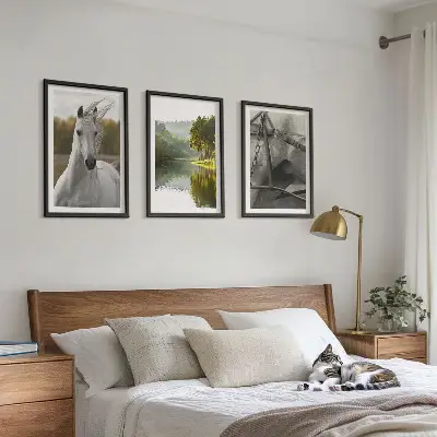 Fotowand natuurlandschap met witte paarden bij de rivier