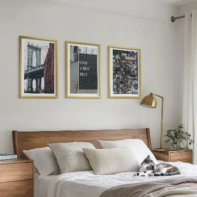 Wanddecoratieset schilderijen met een brug en stadsinscripties in vogelperspectief