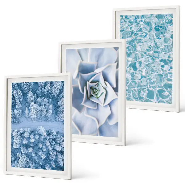 Fotowand met een winterbos, blauwe bloemen en water