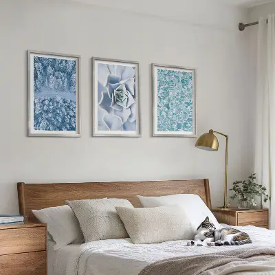 Fotowand met een winterbos, blauwe bloemen en water