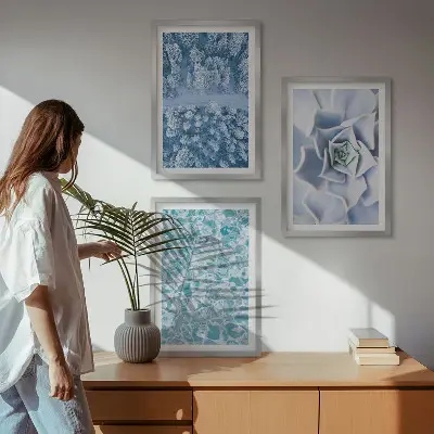Fotowand met een winterbos, blauwe bloemen en water