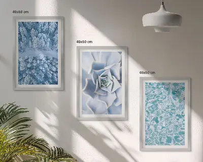 Fotowand met een winterbos, blauwe bloemen en water
