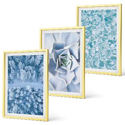 Fotowand met een winterbos, blauwe bloemen en water