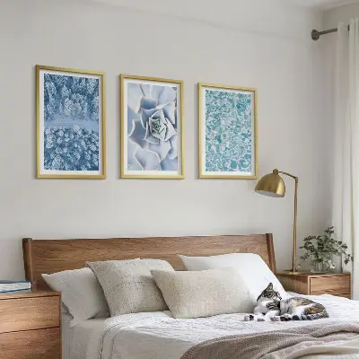 Fotowand met een winterbos, blauwe bloemen en water