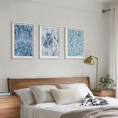 Fotowand met een winterbos, blauwe bloemen en water