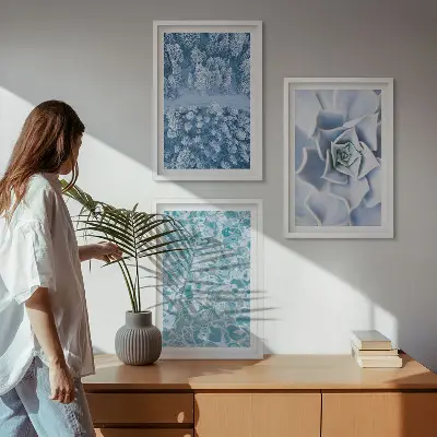 Fotowand met een winterbos, blauwe bloemen en water