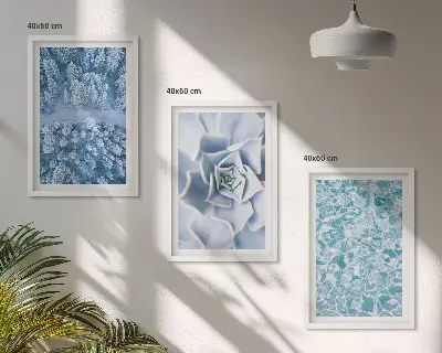 Fotowand met een winterbos, blauwe bloemen en water