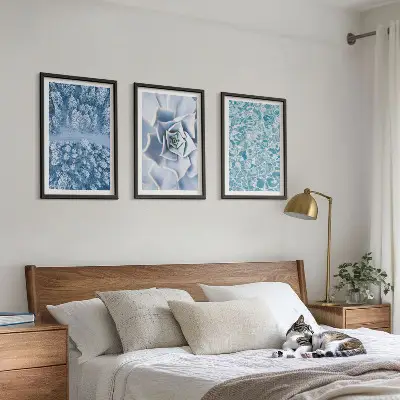 Fotowand met een winterbos, blauwe bloemen en water