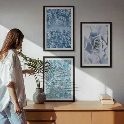 Fotowand met een winterbos, blauwe bloemen en water