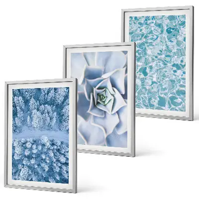 Fotowand met een winterbos, blauwe bloemen en water
