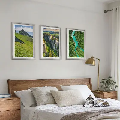 Fotowand met groene bergen, rivier en rotsen