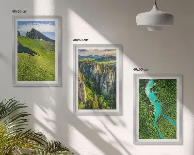 Fotowand met groene bergen, rivier en rotsen