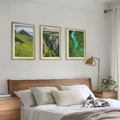 Fotowand met groene bergen, rivier en rotsen