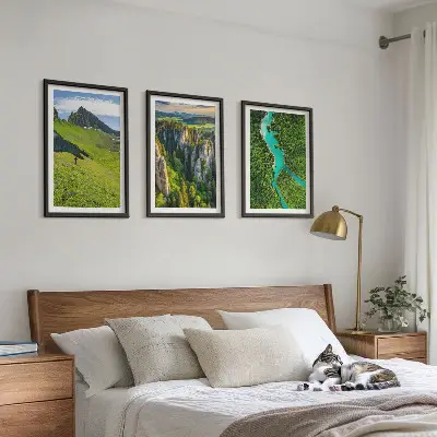 Fotowand met groene bergen, rivier en rotsen