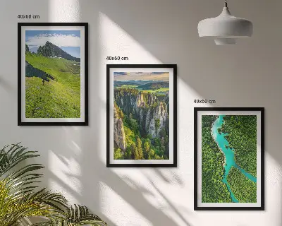 Fotowand met groene bergen, rivier en rotsen