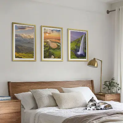 Set schilderijen voor aan de muur met afbeeldingen van bergrivieren, watervallen en natuur
