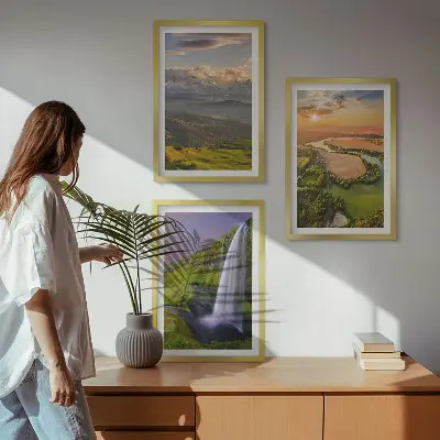 Set schilderijen voor aan de muur met afbeeldingen van bergrivieren, watervallen en natuur