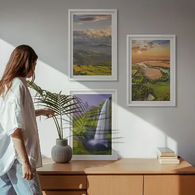 Set schilderijen voor aan de muur met afbeeldingen van bergrivieren, watervallen en natuur