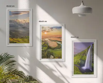Set schilderijen voor aan de muur met afbeeldingen van bergrivieren, watervallen en natuur