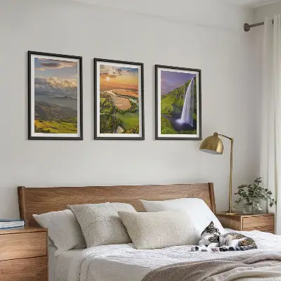 Set schilderijen voor aan de muur met afbeeldingen van bergrivieren, watervallen en natuur