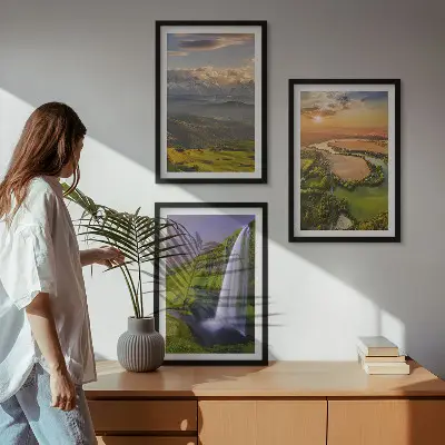 Set schilderijen voor aan de muur met afbeeldingen van bergrivieren, watervallen en natuur