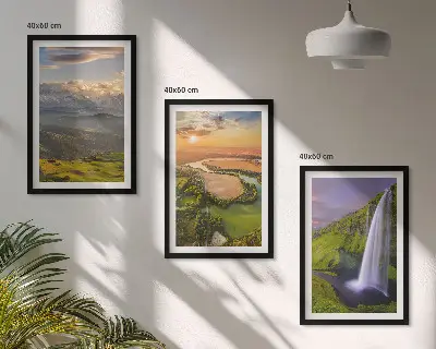 Set schilderijen voor aan de muur met afbeeldingen van bergrivieren, watervallen en natuur