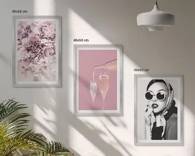 Wanddecoratieset met schilderijen roze bloemen en een elegante dame