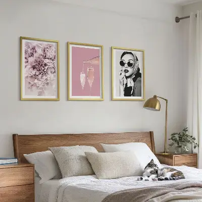Wanddecoratieset met schilderijen roze bloemen en een elegante dame