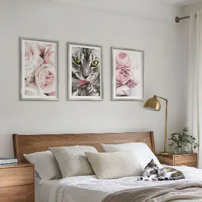 Wanddecoratieset schilderijen kat tussen de roze bloemen