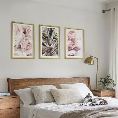 Wanddecoratieset schilderijen kat tussen de roze bloemen