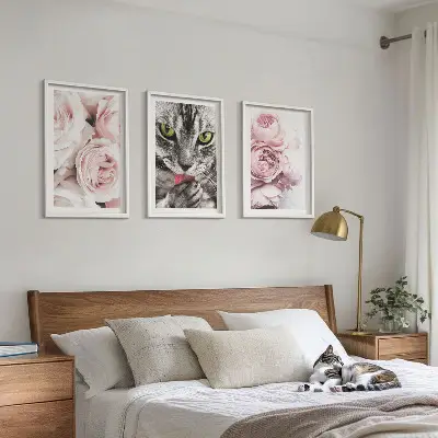 Wanddecoratieset schilderijen kat tussen de roze bloemen