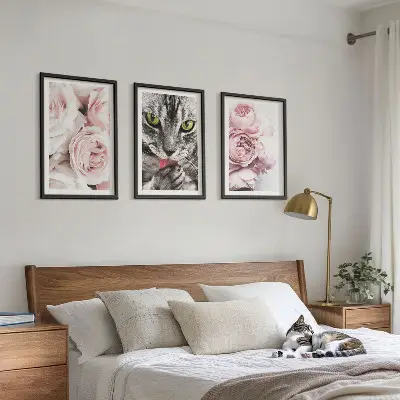 Wanddecoratieset schilderijen kat tussen de roze bloemen