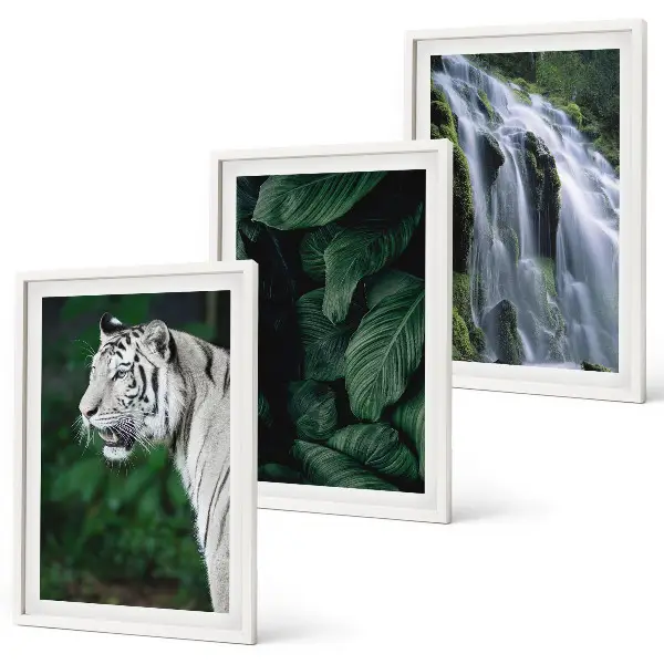 Fotobehang witte tijger tussen bladeren bij een waterval