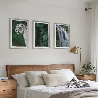 Fotobehang witte tijger tussen bladeren bij een waterval