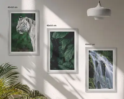 Fotobehang witte tijger tussen bladeren bij een waterval