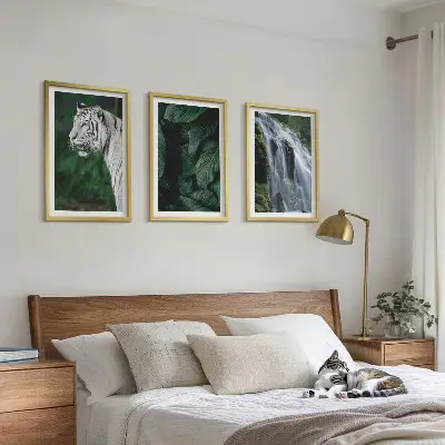 Fotobehang witte tijger tussen bladeren bij een waterval