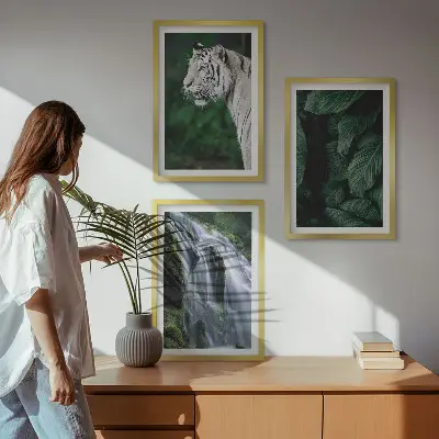 Fotobehang witte tijger tussen bladeren bij een waterval