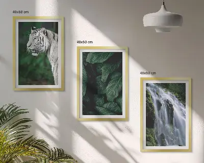 Fotobehang witte tijger tussen bladeren bij een waterval